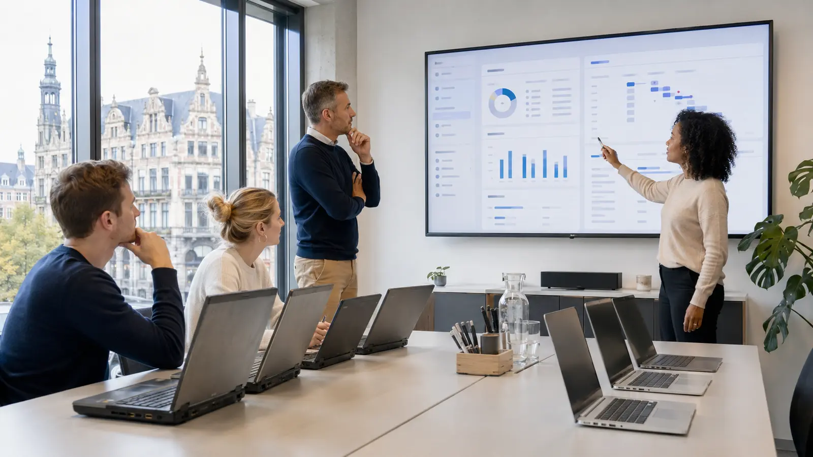 Équipe IT préparant la migration d’un parc professionnel de Windows 10 vers Windows 11 en Belgique